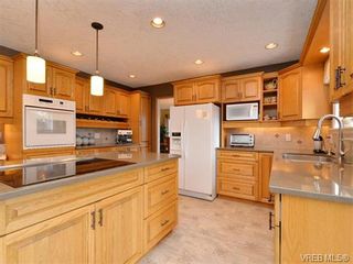 Photo 7: 917 Maltwood Terr in VICTORIA: SE Broadmead House for sale (Saanich East)  : MLS®# 751326