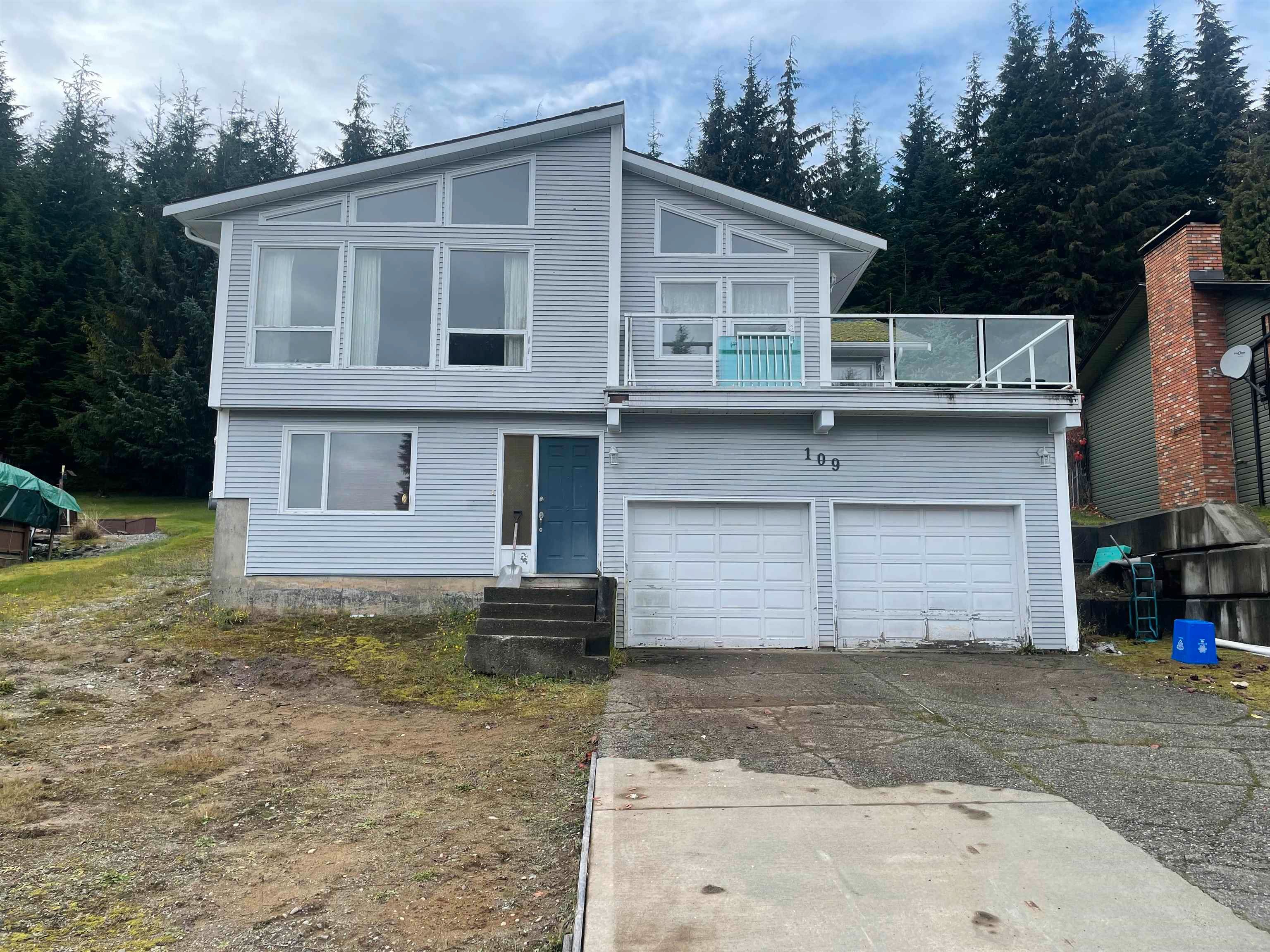 Main Photo: 109 ANGLE Street: Kitimat House for sale : MLS®# R2734170
