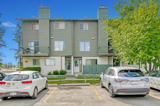 Photo 1: 2 2511 38 Street NE in Calgary: Rundle Row/Townhouse for sale : MLS®# A2053050