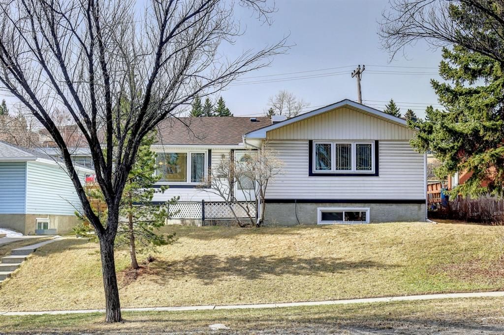 Main Photo: 723 64 Avenue NW in Calgary: Thorncliffe Detached for sale : MLS®# A2006815