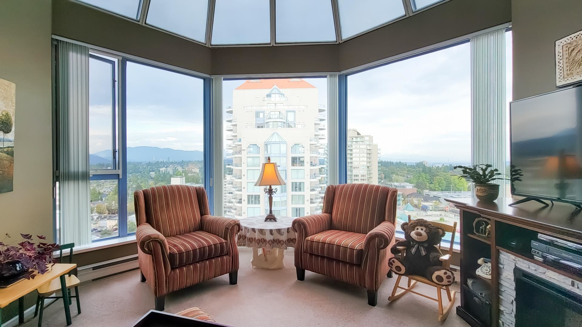 This room is magical with the sweeping views of the North Shore mountains, SFU hill and all the way to the  Golden Ears Mountains.