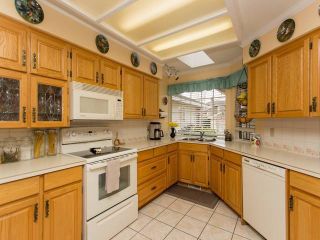 Photo 11: 102 6090 W BOUNDARY Drive in Surrey: Panorama Ridge Townhouse for sale in "Lakewood Estates" : MLS®# F1434141