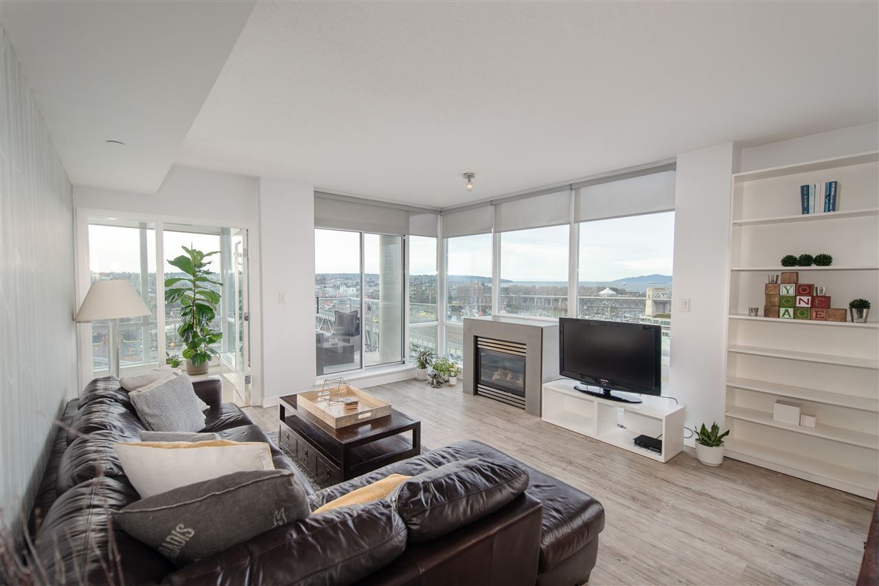 Main Photo: 1903 638 BEACH CRESCENT in Vancouver: Yaletown Condo for sale (Vancouver West)  : MLS®# R2339552