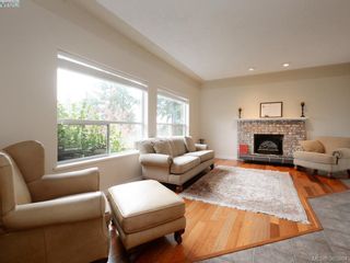 Photo 7: 940 Bearwood Lane in VICTORIA: SE Broadmead House for sale (Saanich East)  : MLS®# 775394