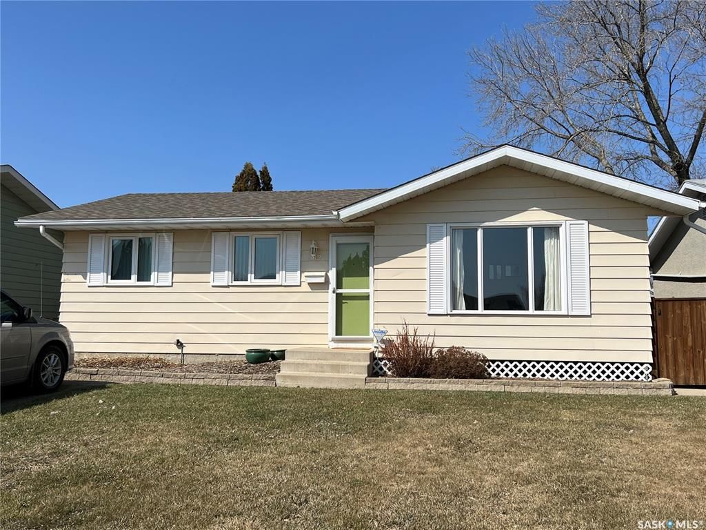 Main Photo: 382 Meighen Crescent in Saskatoon: Confederation Park Residential for sale : MLS®# SK904405