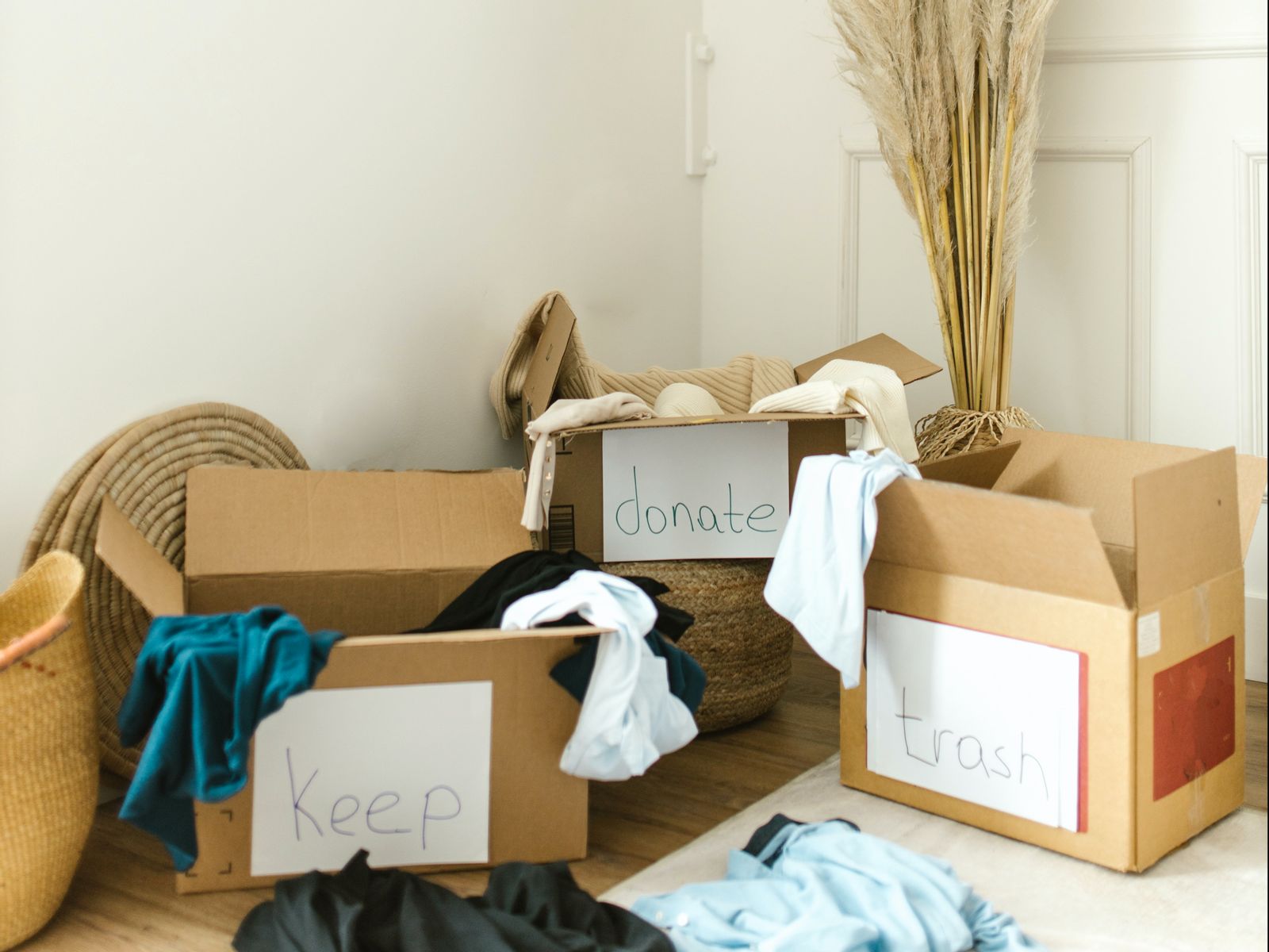 10 Decluttering Tips to Organize Any Room 