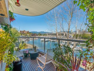 Photo 10: 307 1502 ISLAND PARK Walk in Vancouver: False Creek Condo for sale in "The Lagoons" (Vancouver West)  : MLS®# R2664298