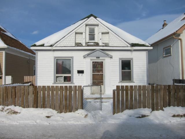 Main Photo: 901 Selkirk Avenue in WINNIPEG: North End Residential for sale (North West Winnipeg)  : MLS®# 1301972
