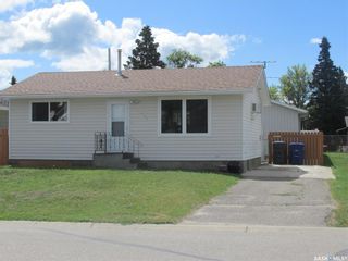 Photo 1: 302 7th Avenue West in Nipawin: Residential for sale : MLS®# SK904072