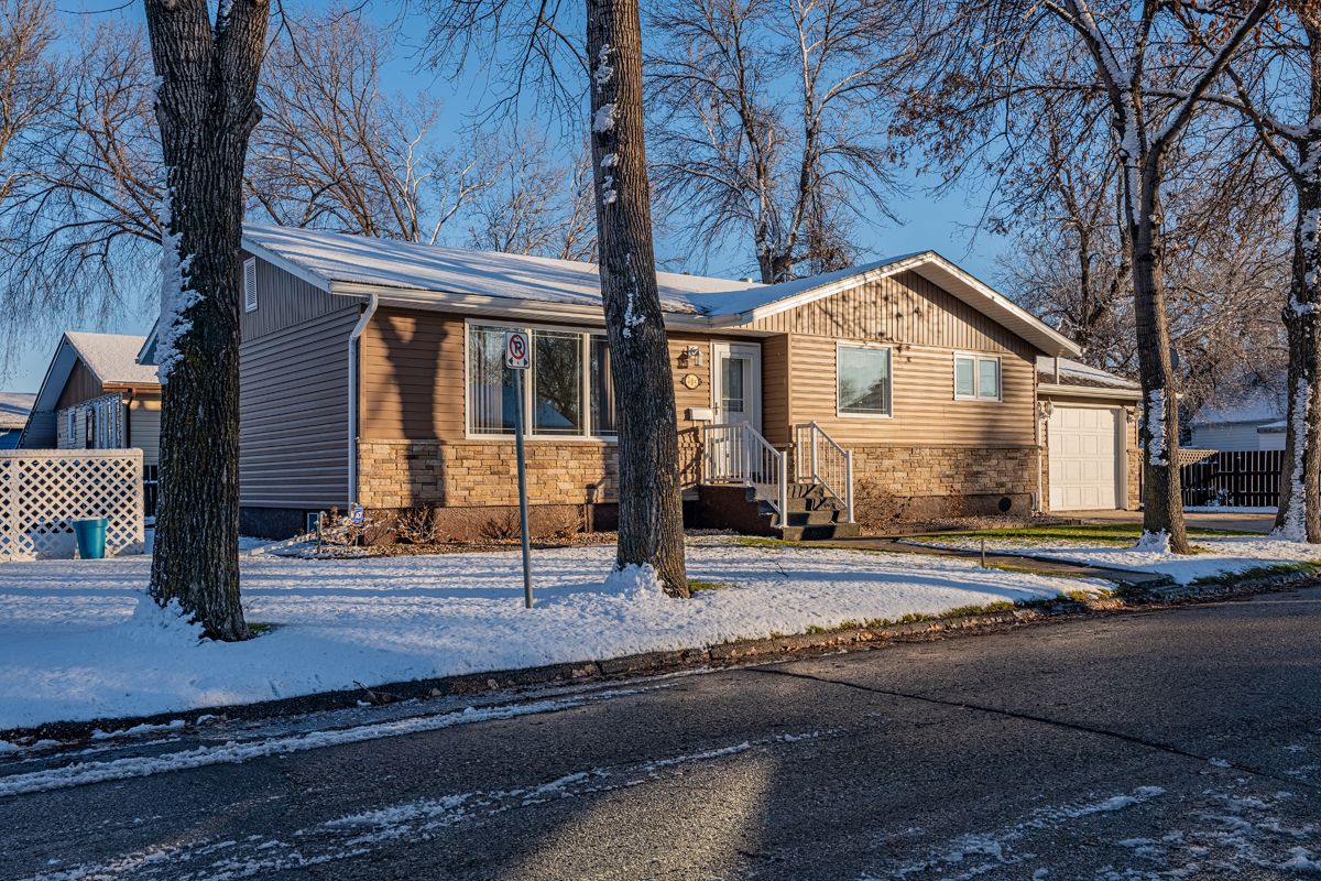 Main Photo: 205 Alison Ave in Portage la Prairie: House for sale : MLS®# 202330228
