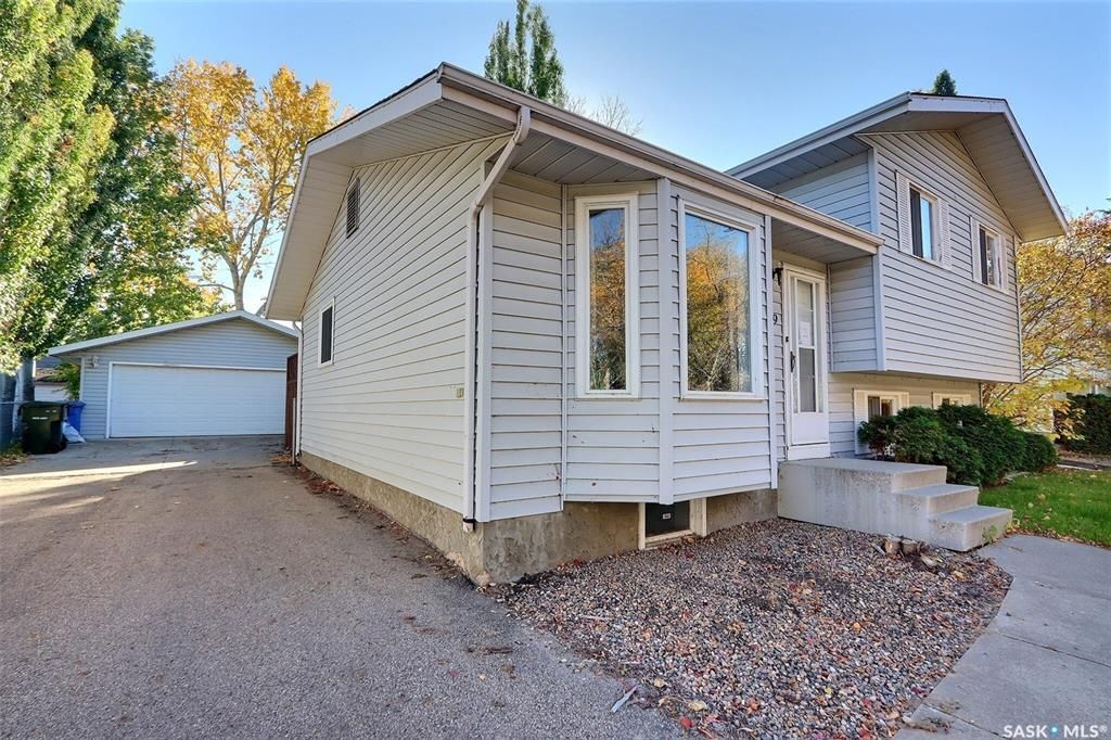 Main Photo: 1549 Olive Diefenbaker Drive in Prince Albert: Crescent Acres Residential for sale : MLS®# SK910241