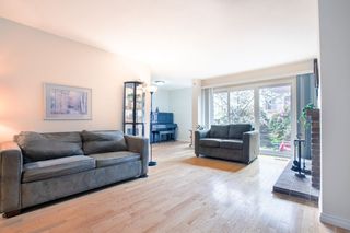 Photo 2: 13 3220 ROSEMONT Drive in Vancouver: Champlain Heights Townhouse for sale in "ASPENWOOD 2" (Vancouver East)  : MLS®# R2358637