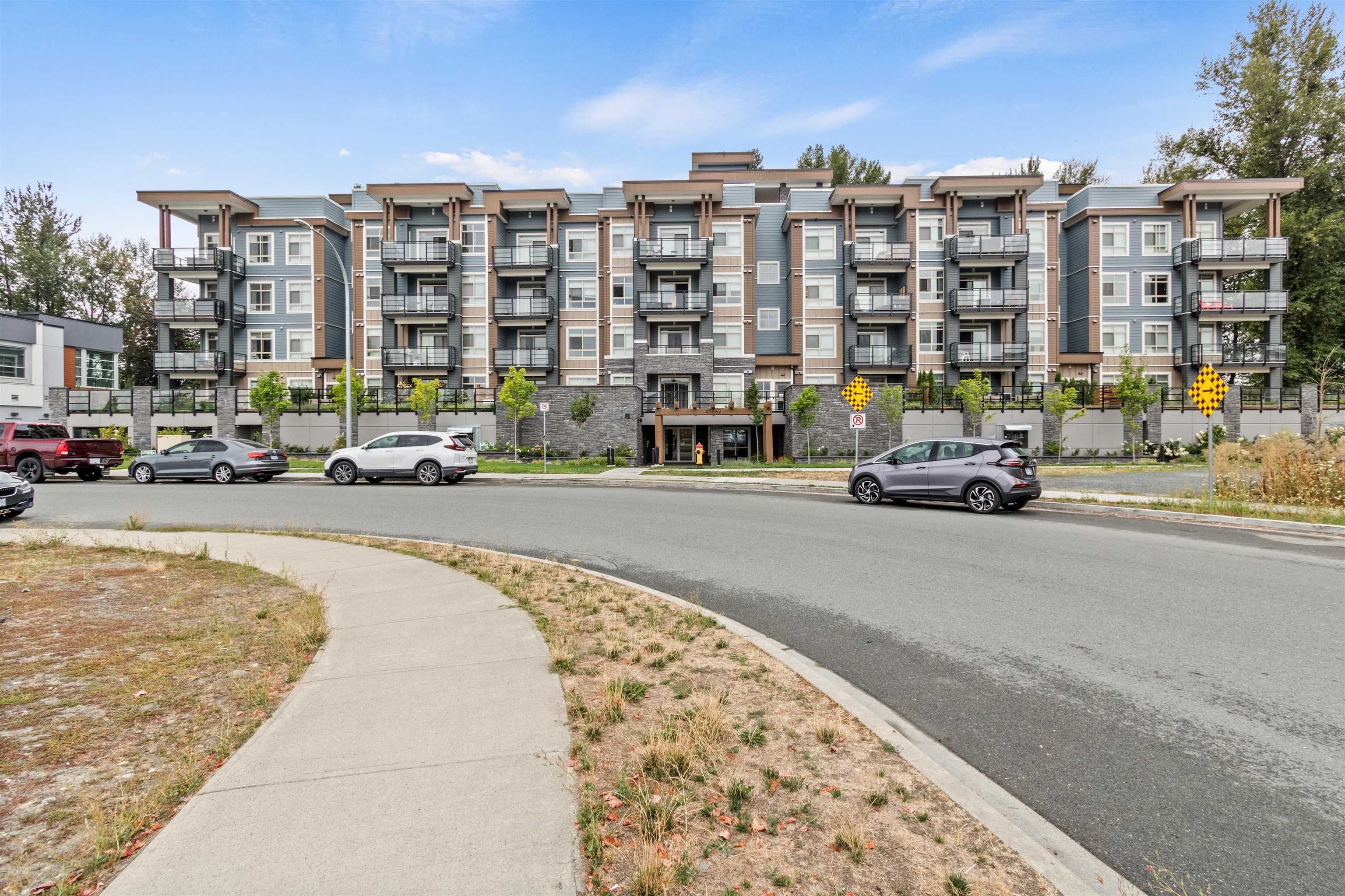 Main Photo: 304 45562 AIRPORT Road in Chilliwack: Chilliwack Proper South Condo for sale in "The Elliot" : MLS®# R2847249
