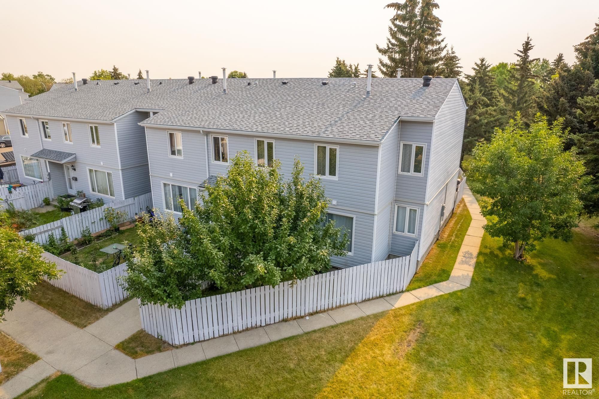 Main Photo: 33 AMBERLY Court in Edmonton: Zone 02 Townhouse for sale : MLS®# E4313406