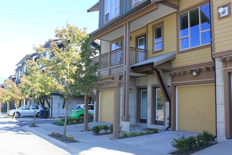 Main Photo: 38332 EAGLEWIND Boulevard in Squamish: Downtown SQ Townhouse for sale in "Eaglewind" : MLS®# R2005164