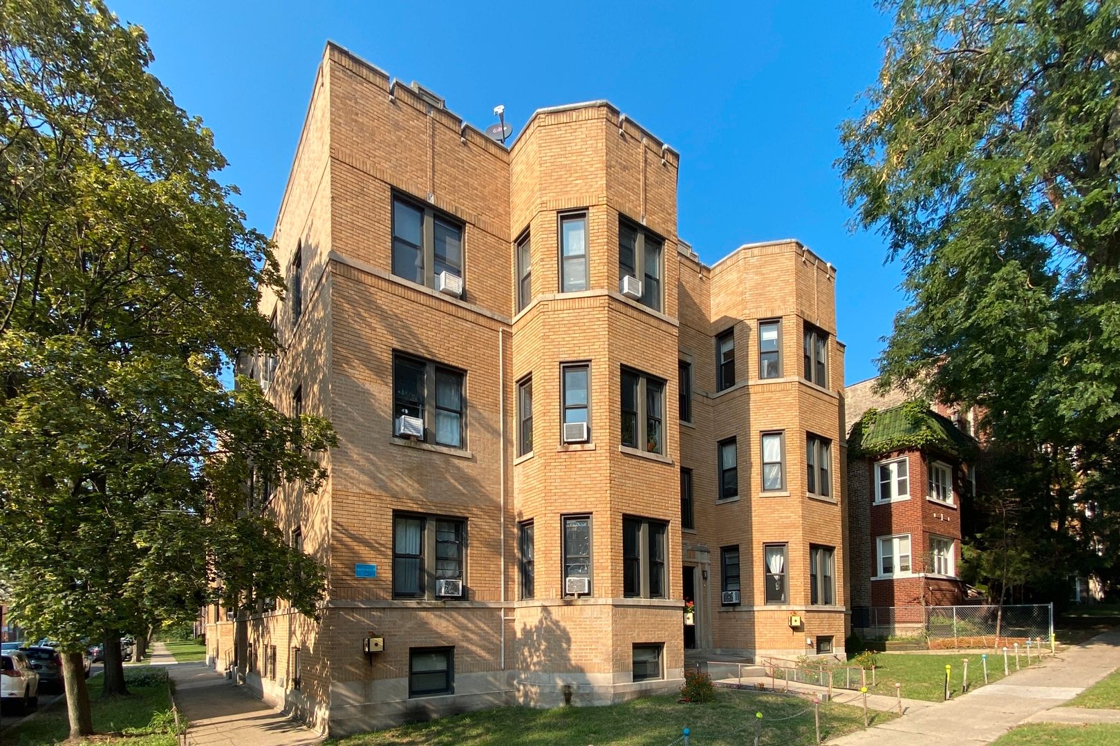 Main Photo: 2054 W Arthur Avenue Unit 3E in Chicago: CHI - West Ridge Residential Lease for sale ()  : MLS®# 11590669