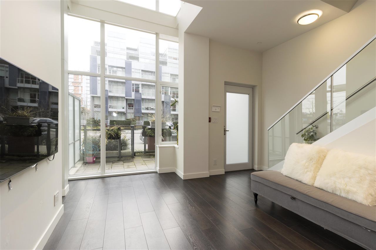Photo 7: Photos: 131 E 1ST Avenue in Vancouver: Mount Pleasant VE Townhouse for sale in "BLOCK 100" (Vancouver East)  : MLS®# R2679042