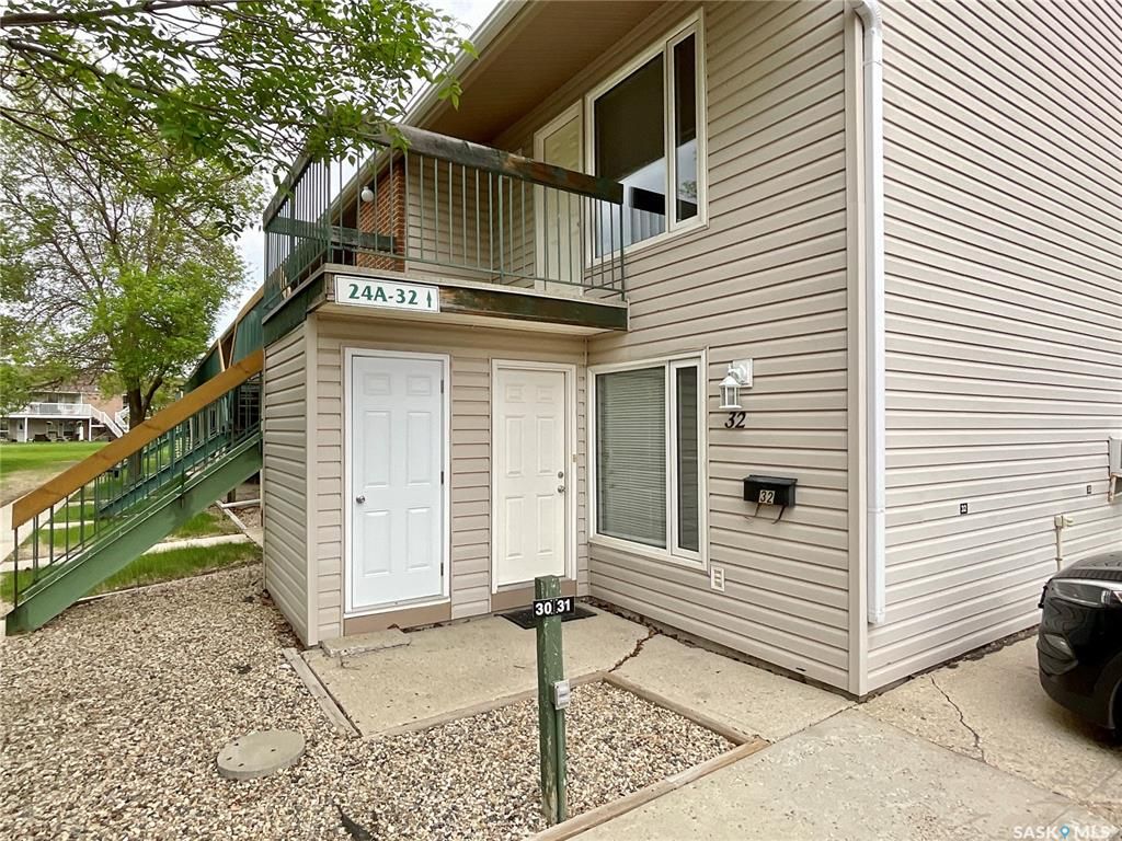 Main Photo: 32 Nollet Avenue in Regina: Normanview West Residential for sale : MLS®# SK930810