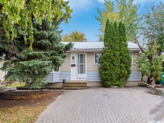 Photo 1: 1627 Vickies Avenue in Saskatoon: Forest Grove Residential for sale : MLS®# SK788003