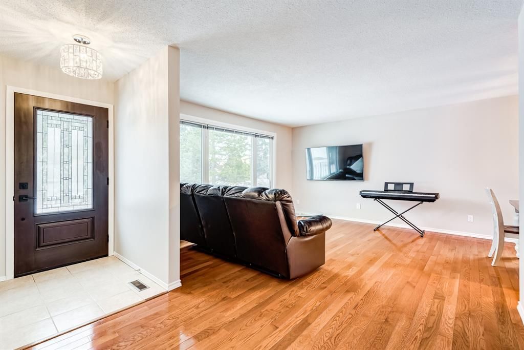Photo 2: Photos: 5255 Dalcroft Crescent NW in Calgary: Dalhousie Detached for sale : MLS®# A1171928