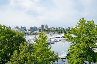 Photo 1: 3C 1067 MARINASIDE Crescent in Vancouver: Yaletown Townhouse for sale in "QUAYWEST II" (Vancouver West)  : MLS®# R2810313