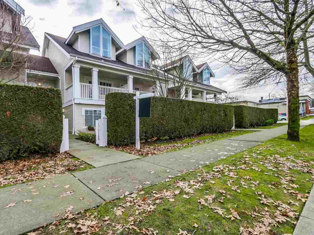 Main Photo: 2422 E 8 Avenue in Vancouver: Renfrew VE Townhouse for sale in "8th Avenue Garden Apartment" (Vancouver East)  : MLS®# R2073648