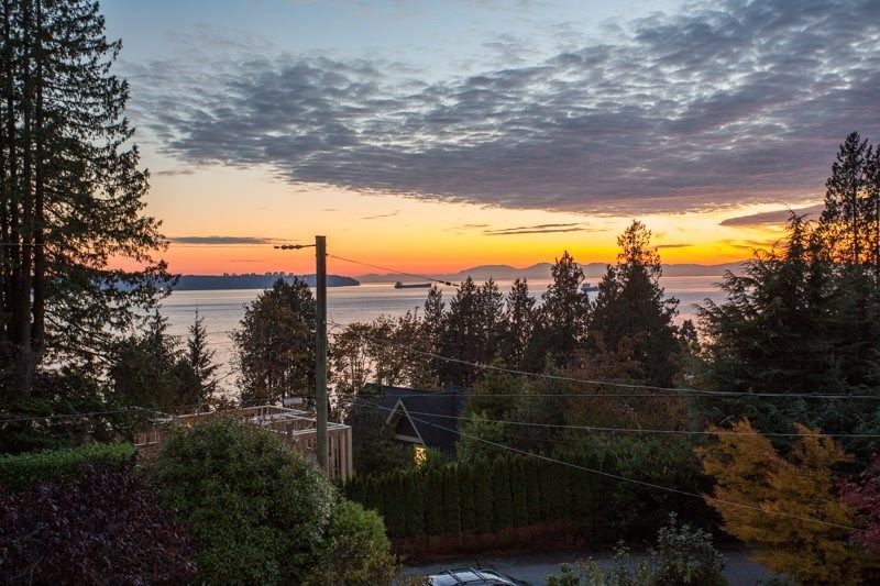 Photo 14: Photos: 2648 LAWSON Avenue in West Vancouver: Dundarave House for sale : MLS®# R2335710