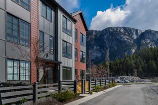 Photo 1: 37983 HELM Way in Squamish: Valleycliffe Townhouse for sale in "Sea and Sky" : MLS®# R2764032