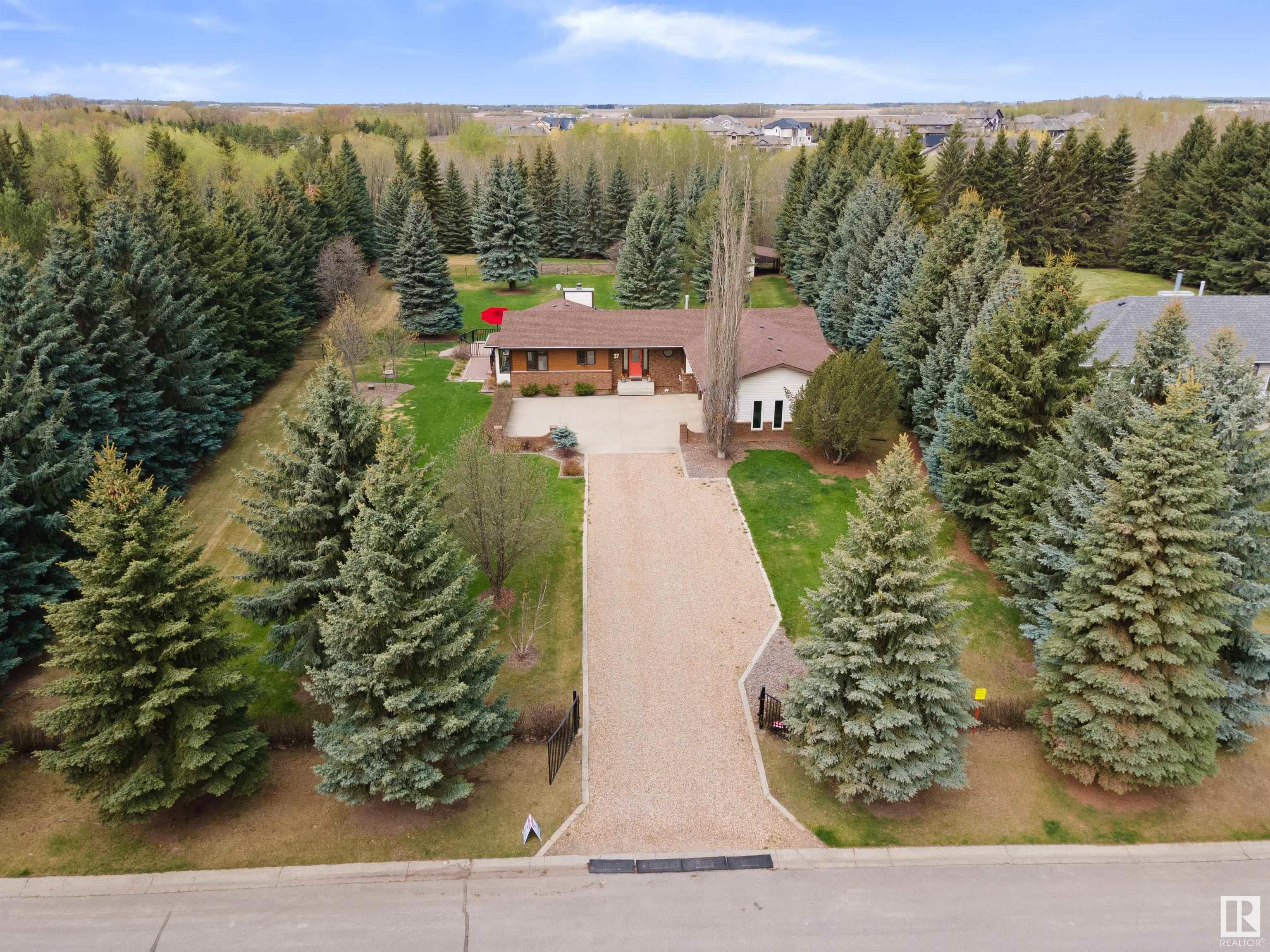 Main Photo: 37 Valleyview Crescent: Rural Sturgeon County House for sale : MLS®# E4293780