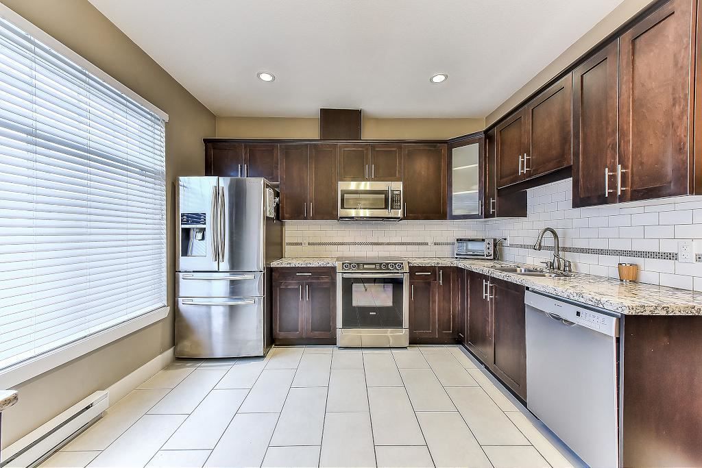 Photo 3: Photos: 33 15933 86A Avenue in Surrey: Fleetwood Tynehead Townhouse for sale in "SERENITY GARDENS" : MLS®# R2247374