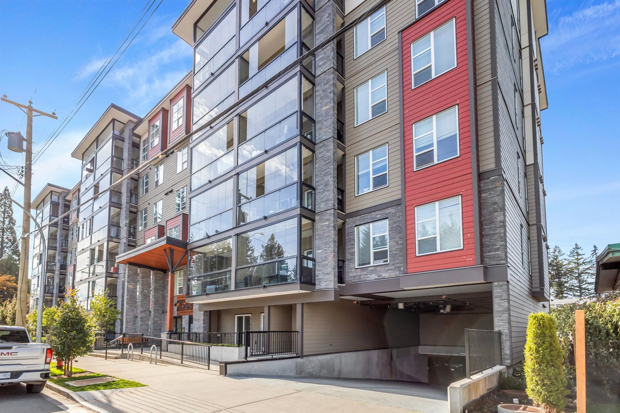 Main Photo: 302 2649 JAMES Street in Abbotsford: Abbotsford West Condo for sale : MLS®# R2823383