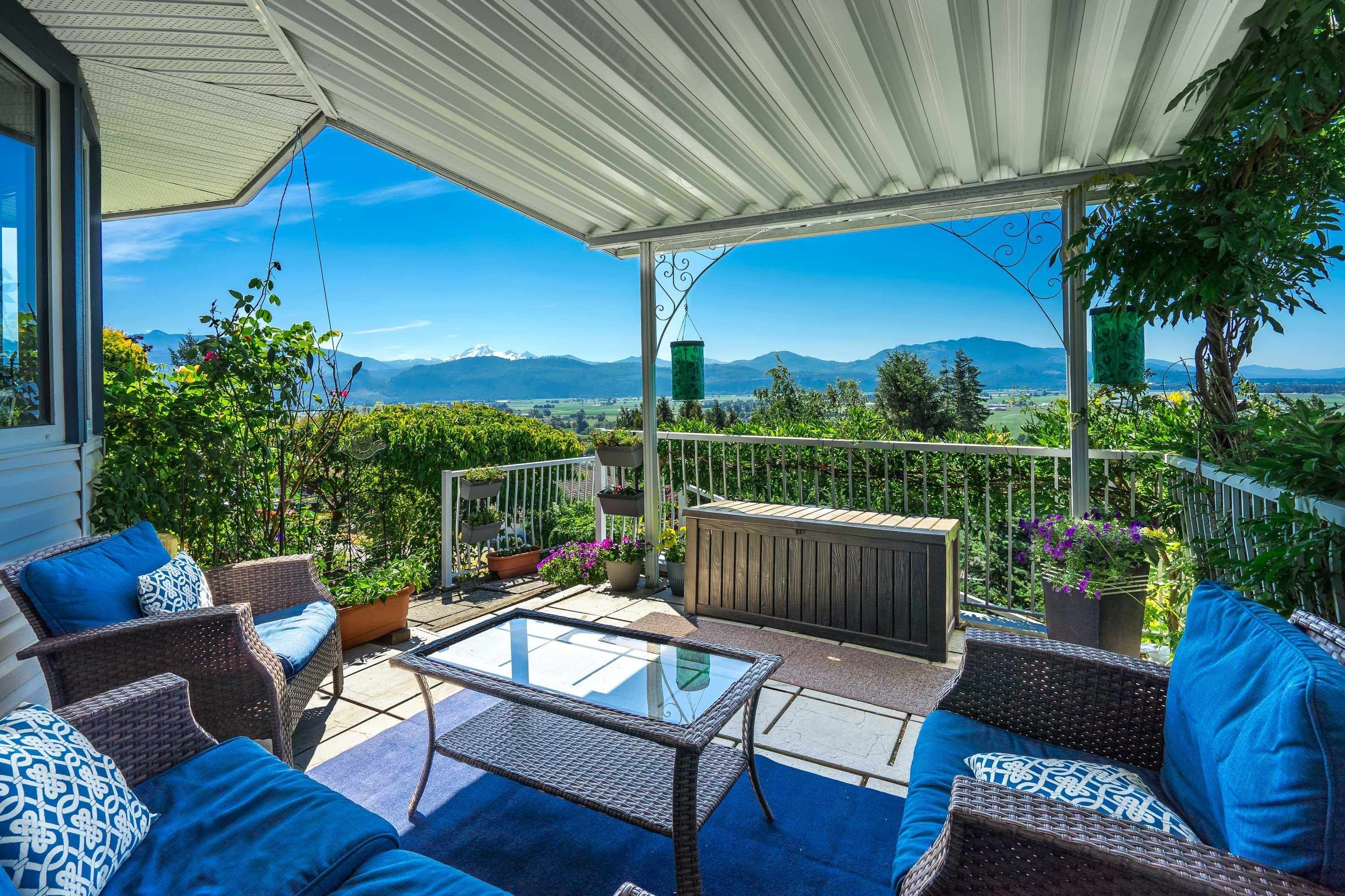 Main Photo: 35788 CANTERBURY Avenue in Abbotsford: Abbotsford East House for sale in "Sumas Mountain" : MLS®# R2798100