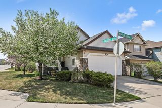 Photo 2: 404 Cresthaven Place SW in Calgary: Crestmont Detached for sale : MLS®# A2032690