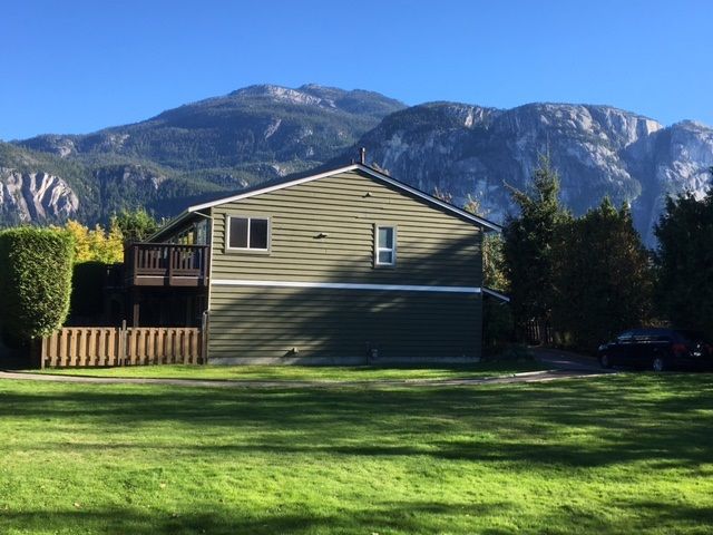 Main Photo: 15 38397 BUCKLEY Avenue in Squamish: Dentville Townhouse for sale in "Mountain View Place" : MLS®# R2118110