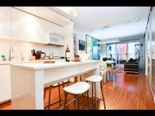 Photo 3: 601 328 11th Avenue in Vancouver: Mount Pleasant VE Condo for sale (Vancouver East)  : MLS®# R2463358