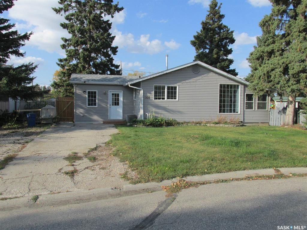 Main Photo: 201 Cartha Drive in Nipawin: Residential for sale : MLS®# SK946219