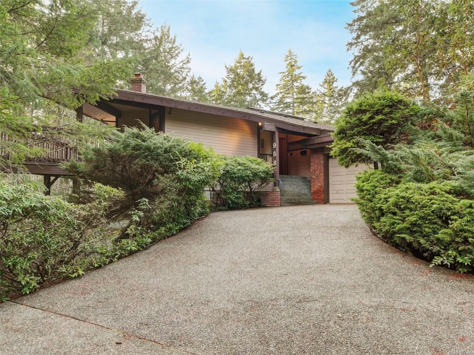 Main Photo: 968 Sunnywood Crt in Saanich: SE Broadmead House for sale (Saanich East)  : MLS®# 892296