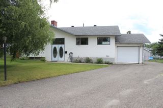 Photo 1: 31 MANSON Crescent in Mackenzie: Mackenzie -Town House for sale : MLS®# R2774653
