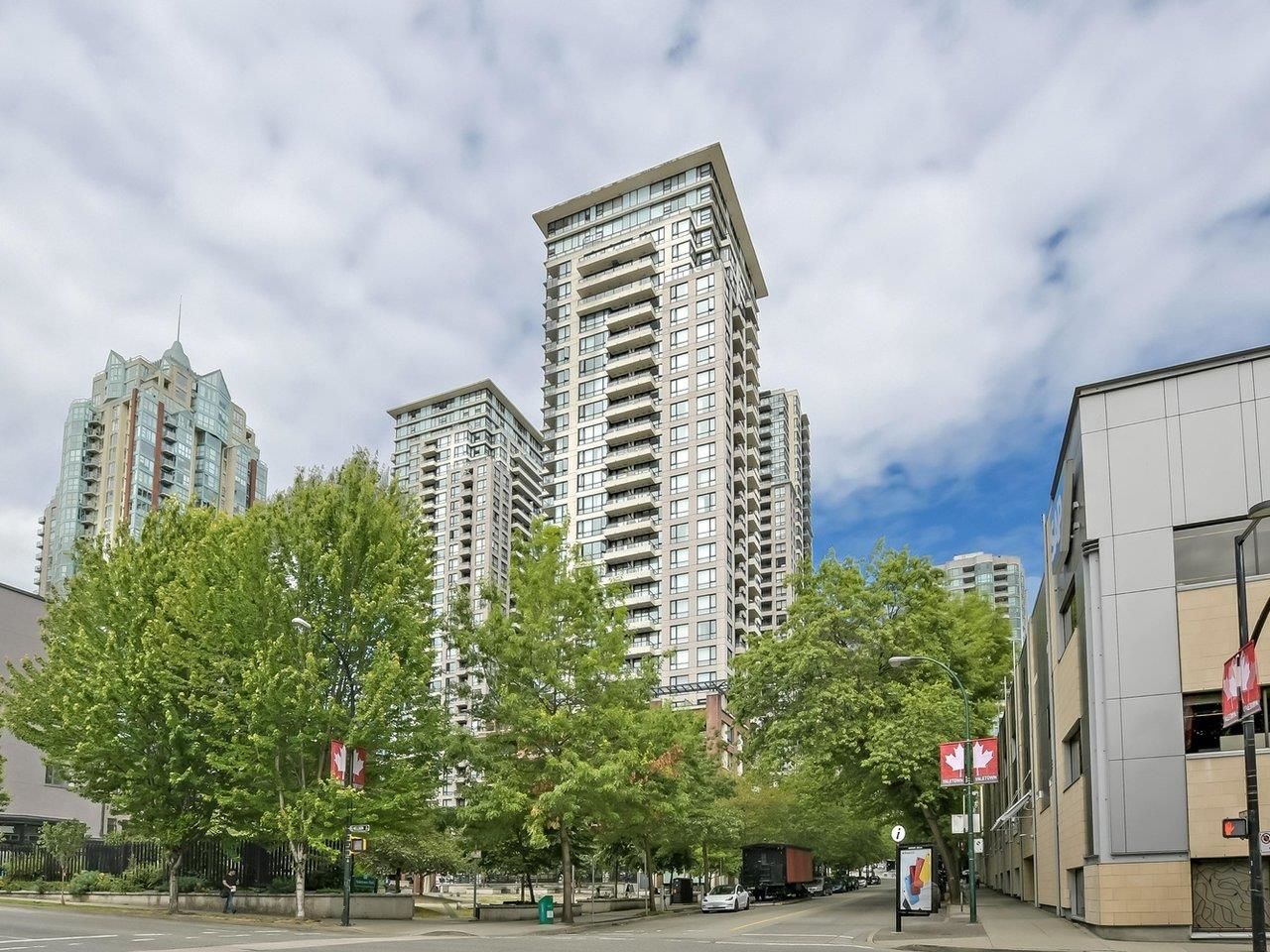 Main Photo: 1002 977 MAINLAND Street in Vancouver: Yaletown Condo for sale (Vancouver West)  : MLS®# R2718064
