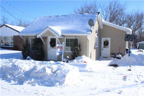 Main Photo: 15 Whiteside Street in Kawartha Lakes: Little Britain House (Bungalow) for sale : MLS®# X3104009
