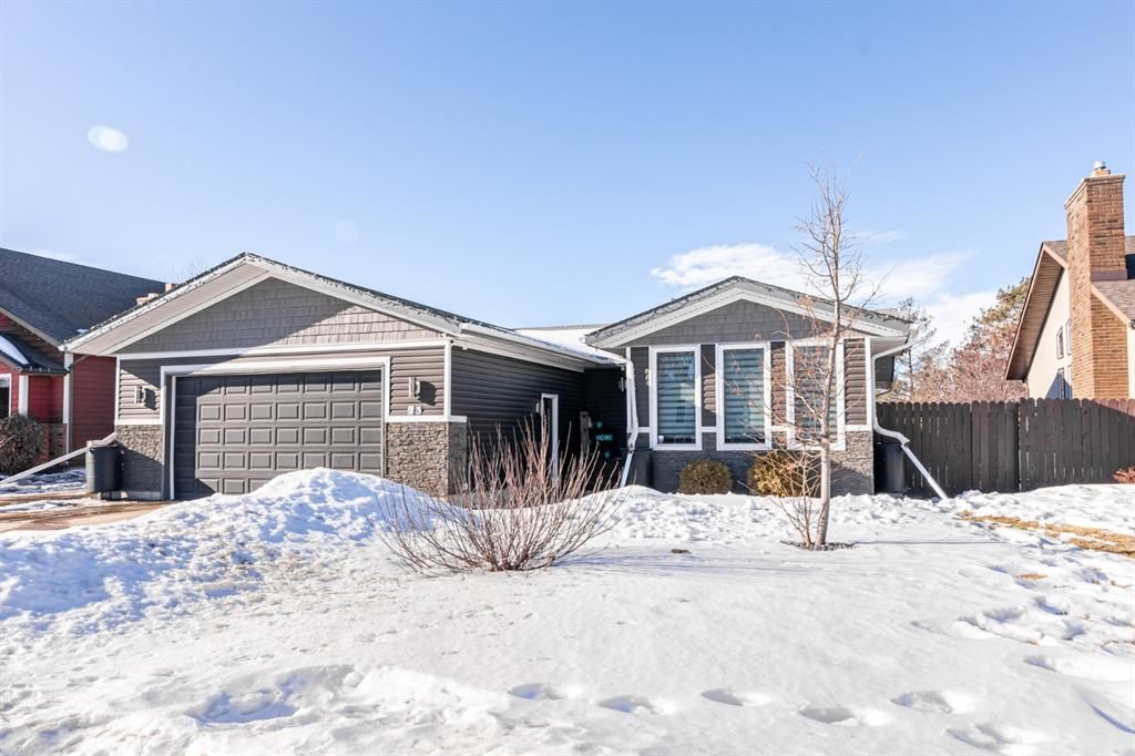 Main Photo: 73 McCullough Crescent: Red Deer Detached for sale : MLS®# A1180097