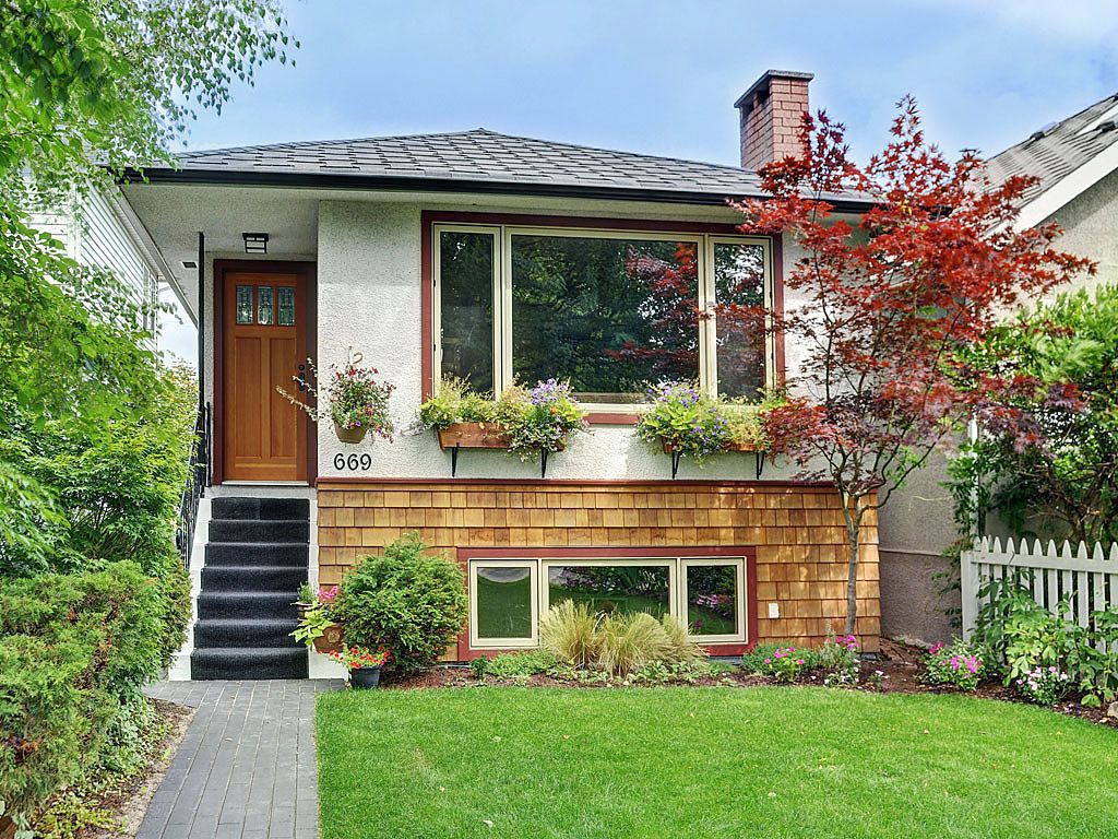 Main Photo: 669 E 31ST Avenue in Vancouver: Fraser VE House for sale in "FRASER" (Vancouver East)  : MLS®# V969089