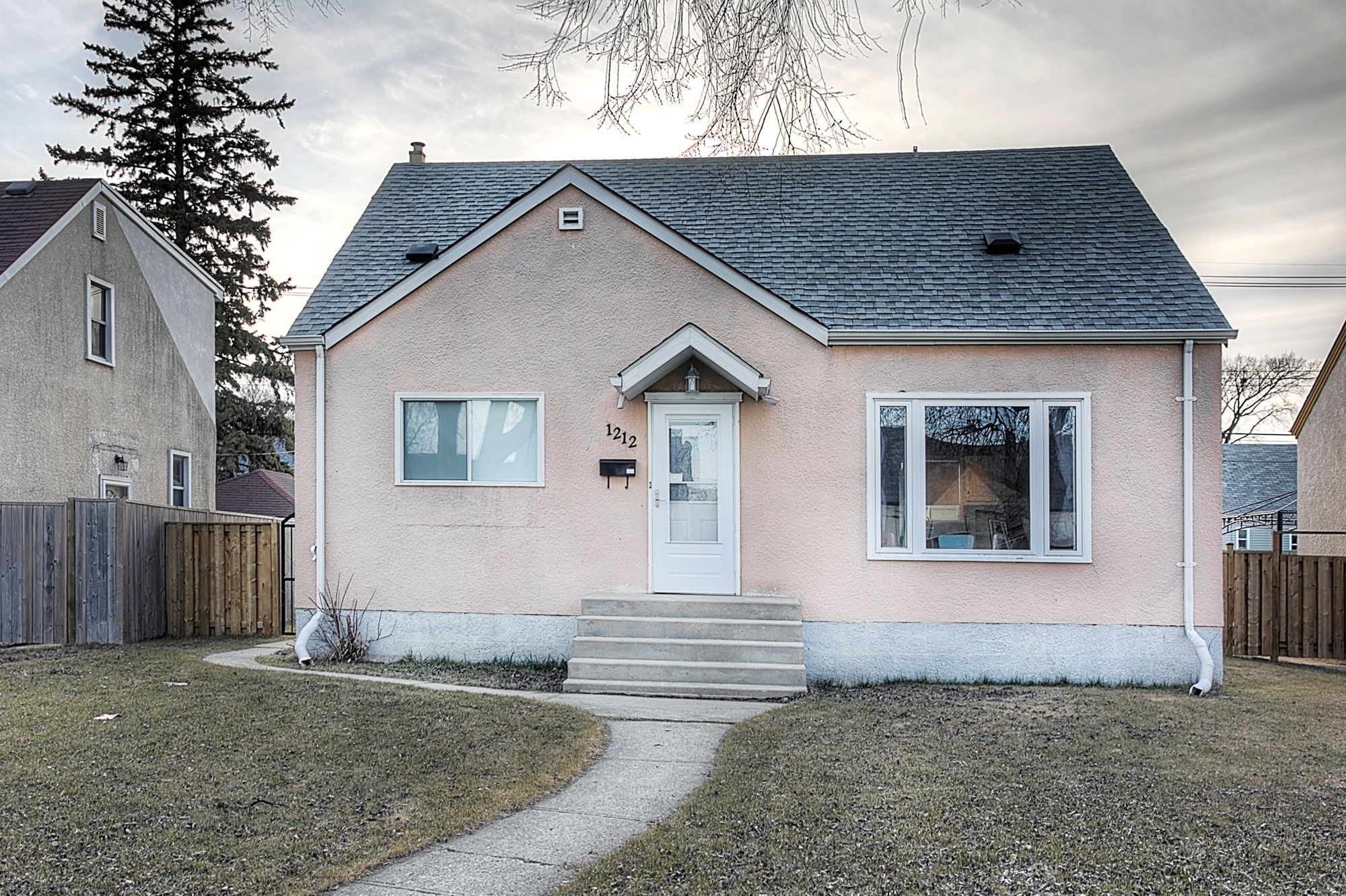 Main Photo: 1212 Ashburn Avenue in Winnipeg: Polo Park Single Family Detached for sale (5C)  : MLS®# 1909250