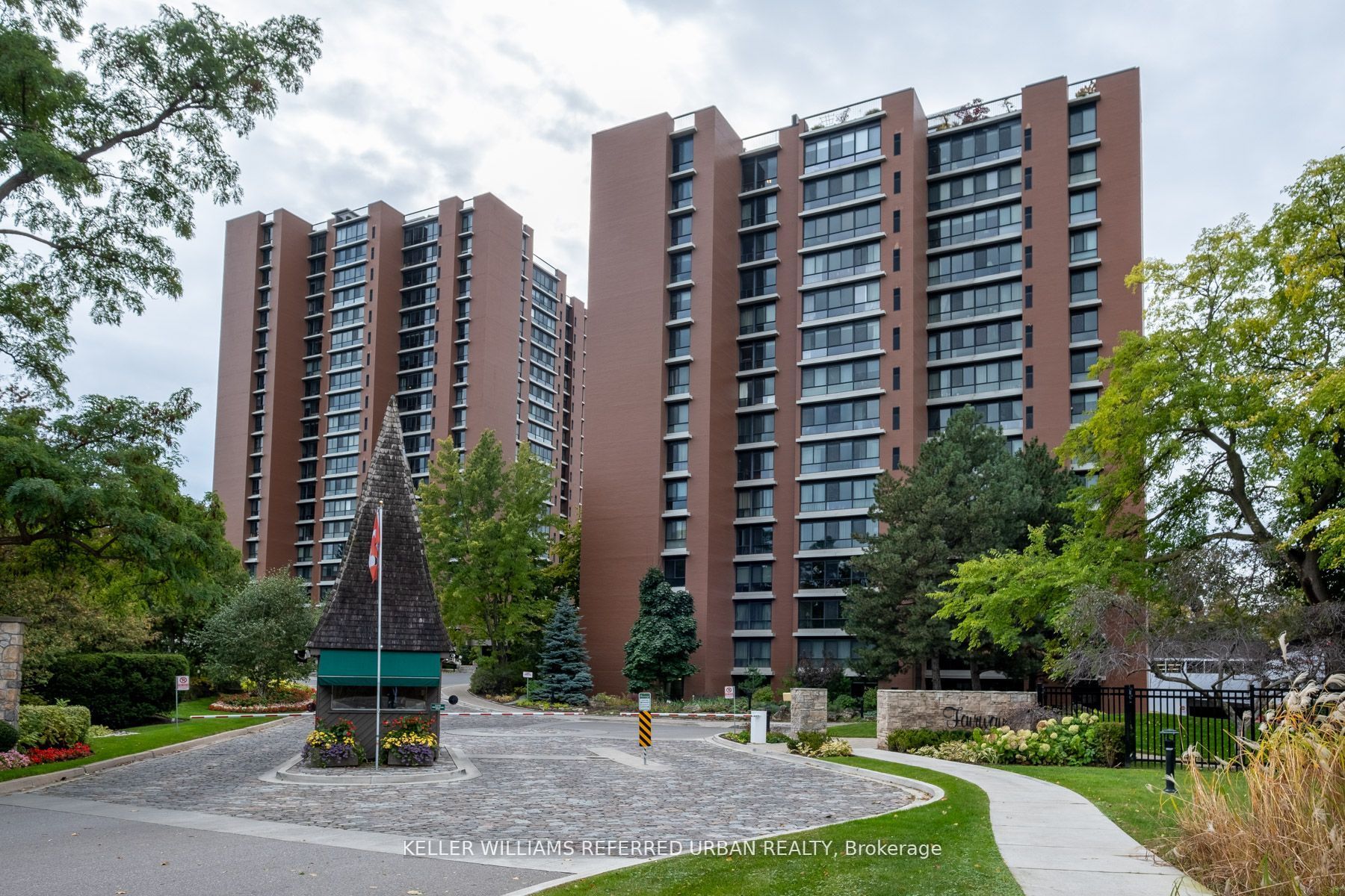 Main Photo: 1013 1400 Dixie Road W in Mississauga: Lakeview Condo for sale : MLS®# W7403832
