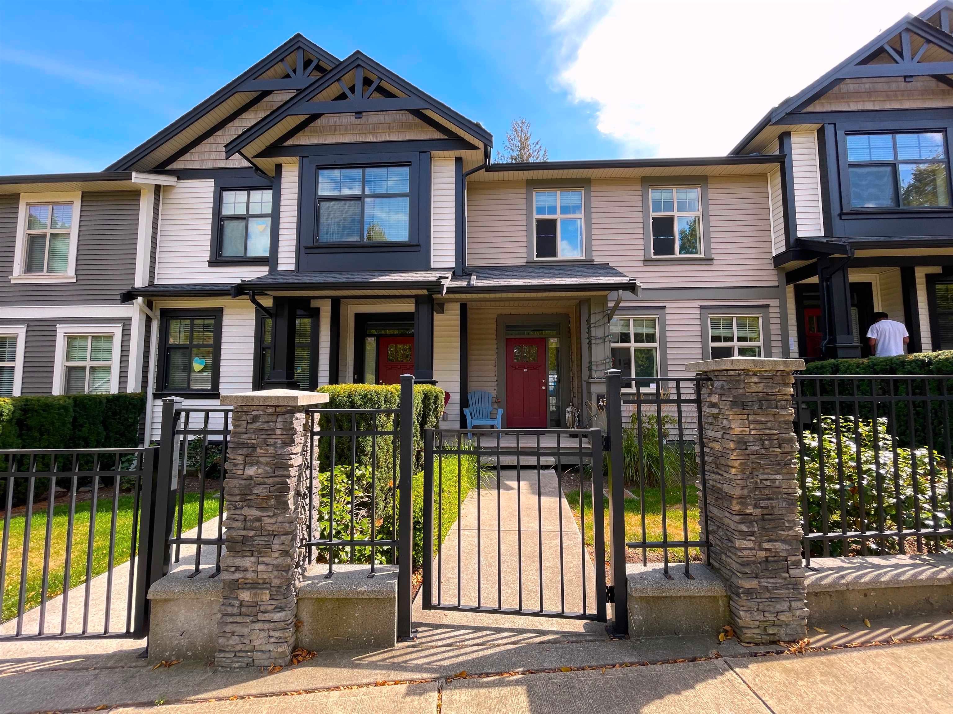 Main Photo: 43 35298 MARSHALL Road in Abbotsford: Abbotsford East Townhouse for sale in "EAGLE'S GATE" : MLS®# R2807403