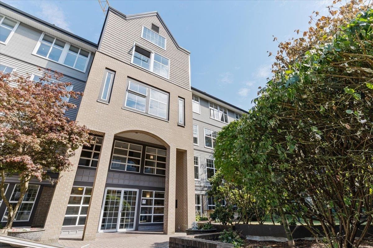 Main Photo: 215 20200 56 AVENUE in Langley: Langley City Condo for sale : MLS®# R2717688
