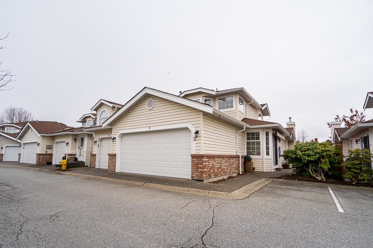 Main Photo: 3 9163 FLEETWOOD Way in Surrey: Fleetwood Tynehead Townhouse for sale in "The Fountains of Guildford" : MLS®# R2754598