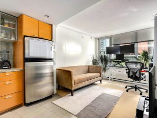 Photo 4: 305 33 SMITHE Street in Vancouver: Yaletown Condo for sale in "COOPER'S LOOKOUT" (Vancouver West)  : MLS®# R2857417