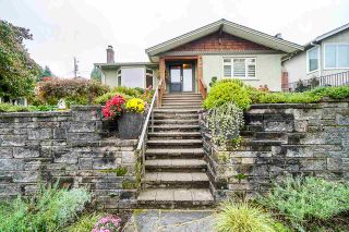 Photo 1: 910 KENT Street in New Westminster: The Heights NW House for sale in "Victory Heights" : MLS®# R2407320
