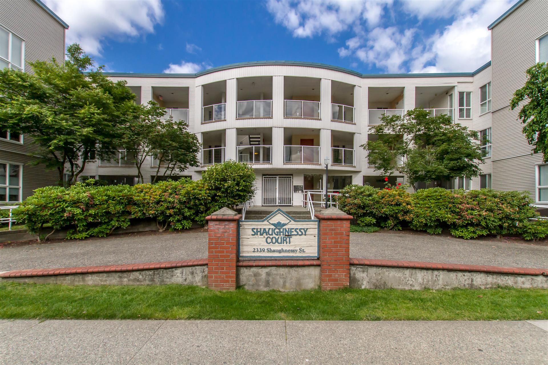 Main Photo: 204 2339 SHAUGHNESSY Street in Port Coquitlam: Central Pt Coquitlam Condo for sale in "SHAUGHNESSY COURT" : MLS®# R2371838